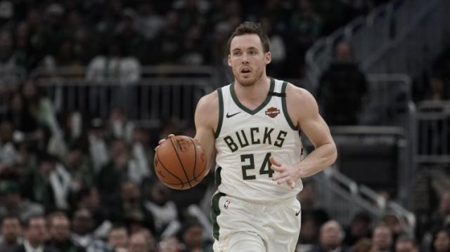 华体会官网下载-康诺顿波蒂斯关键贡献 阵容深度雄鹿逐渐占上风